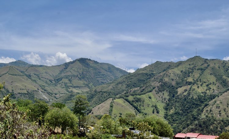 #NuestrosPaisajes ⛰✨Marmato enamora con sus hermosas montañas, que no son solo majestuosas en apariencia, sino porque encierran siglos de historia minera y cultural. Es un municipio testimonio viviente de la riqueza de nuestro hermoso país.