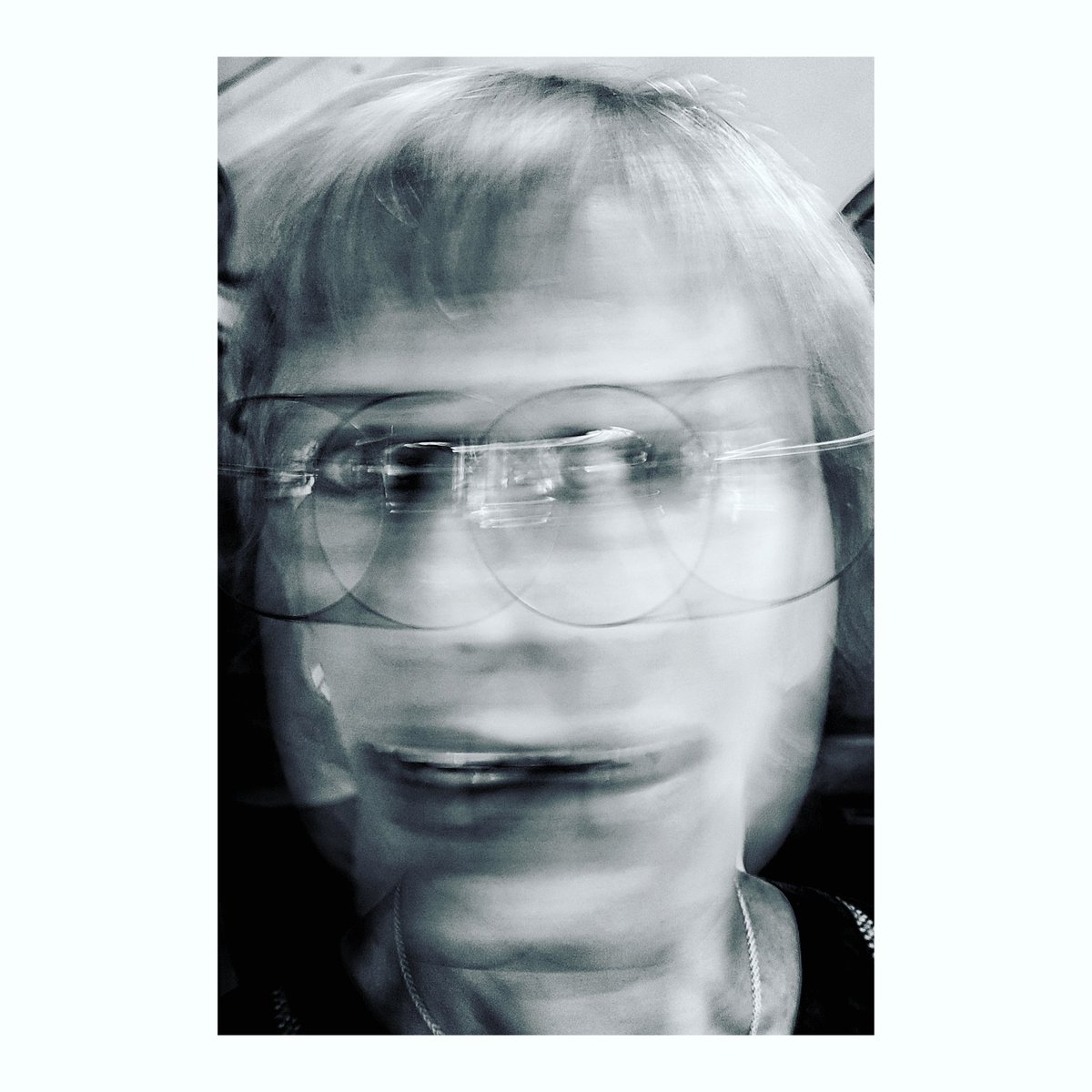 f1.4 moving. No no no. Selfie.
.
#nonono #selfie #Moving