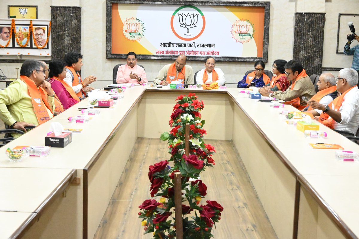 cpjoshiBJP's tweet photo. भाजपा प्रदेश कार्यालय में कोर कमेटी की बैठक सम्पन्न हुई। इस दौरान प्रदेश चुनाव प्रभारी व केंद्रीय मंत्री श्री @JoshiPralhad जी , राष्ट्रीय महासचिव व प्रदेश प्रभारी श्री @ArunSinghbjp जी, पूर्व मुख्यमंत्री व राष्ट्रीय उपाध्यक्ष श्रीमती @VasundharaBJP जी सहित पार्टी के अन्य वरिष्ठ नेता एवं पदाधिकारी उपस्थित रहे।