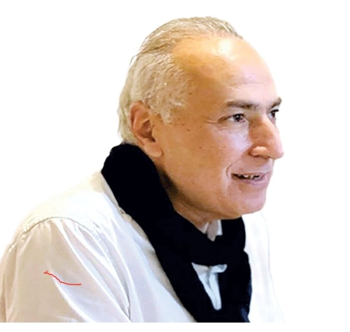 يوم حزين بوفاة الصديق والزميل الكاتب والصحفي السعودي هاني نقشبندي.. عرفته عن قرب خلال عملي مراسلا لمجلة المجلة اللندنية التي كان يرأس تحريرها باقتدار  وتميز، وعرفته روائيا وكاتبا متميزا، وعرفته صديقا ودودا وكريما رافقته خلال زيارته لليمن وخلال زيارتي لدبي.
برحيله خسارتنا فادحة.