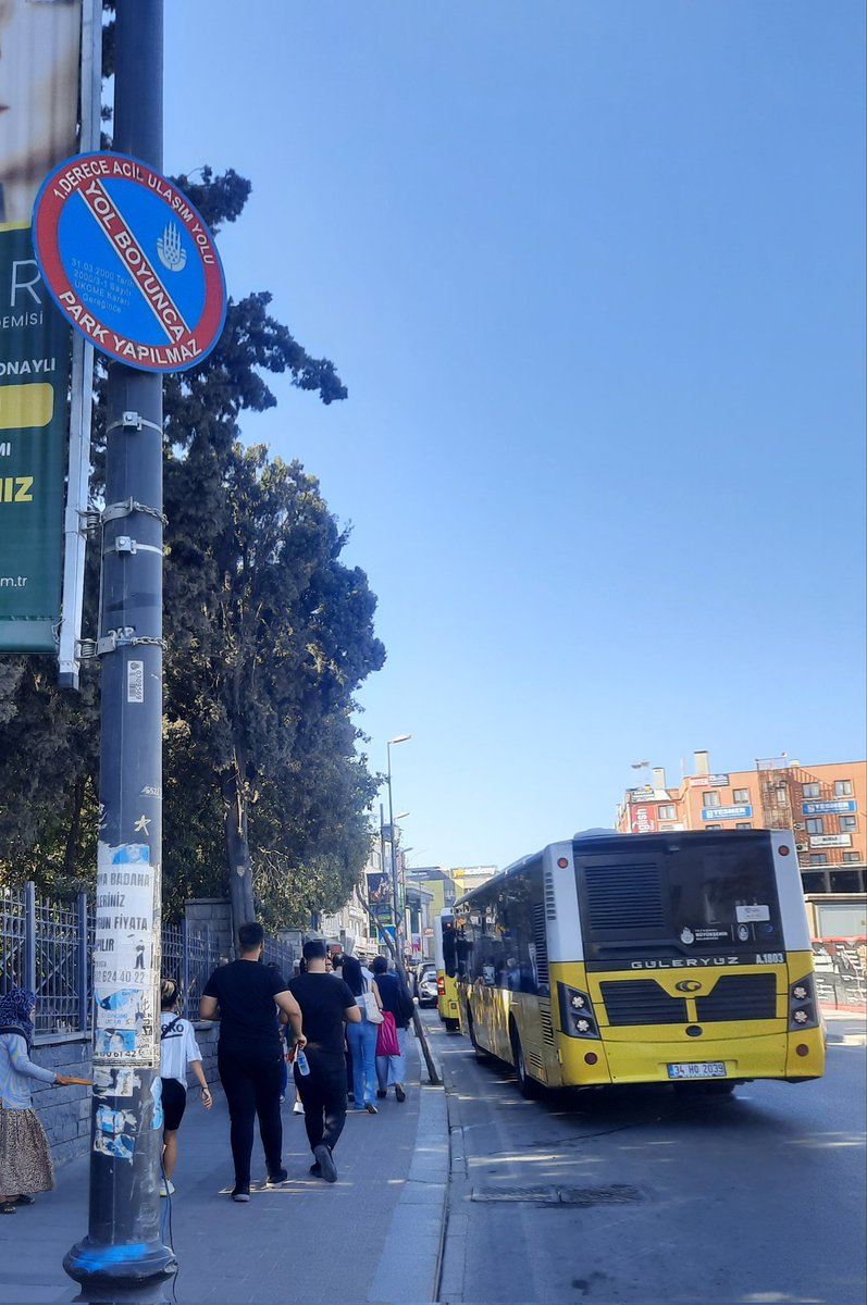 Birde yazilanlara  önce siz uysaniz.bakirkoy meydan hersabahki görüntü bakirkoy gibi bir yerde bir tane i.e.t.t gorevlisi yok.vatandas ise gitmek icin saatlerce otobüs beklesin ne olurki?🤷‍♂️🤷‍♂️
