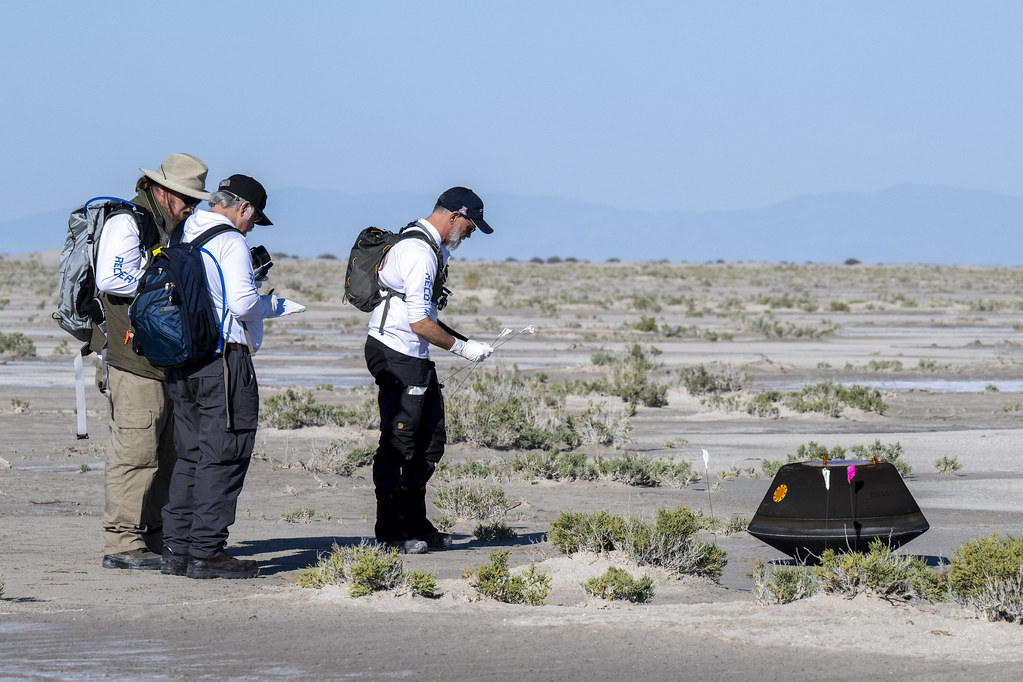 SpaceEdWriter's tweet photo. OSIRIS-REx’s Asteroid Samples Are Down to Earth  
Go to my new Scientific American story at:  https://t.co/SUteLlHTx8 
Image credit: NASA; AP pool photos https://t.co/33zHZlljb4