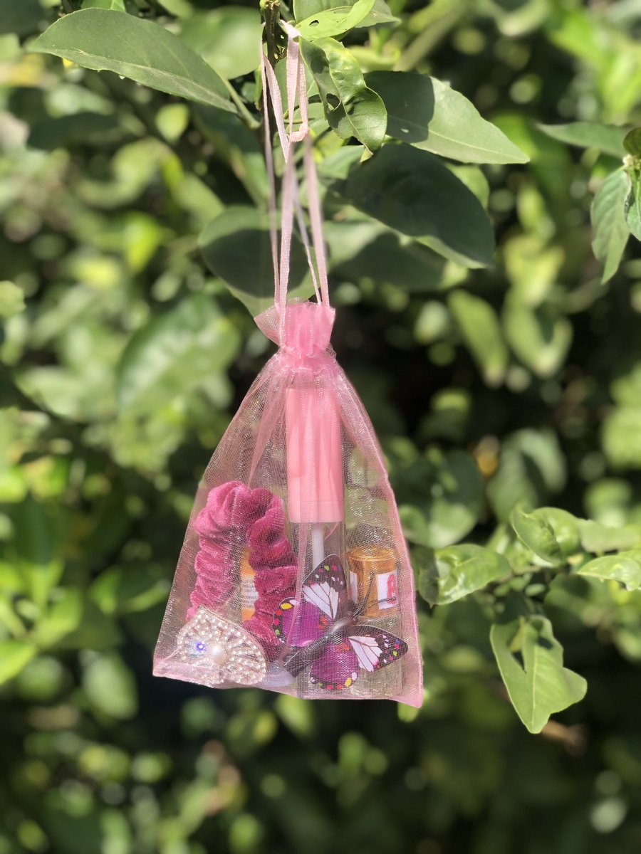 oonikkyy's tweet photo. Okay so I sell perfumes🥹,Arabian perfumes,perfume oils and I curate cute packages too, please repost or dm me for which ever you might be interested in, ask for availability of a particular perfume too🫶🏾🫶🏾 https://t.co/C6YSgH9usB