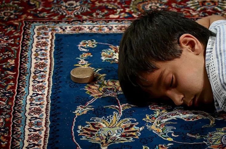 "نامُوا على الحـبّ فـالأيامُ راحـلةٌ
وطهّروا القلبَ من غِلٍّ ومنْ حسدِ"