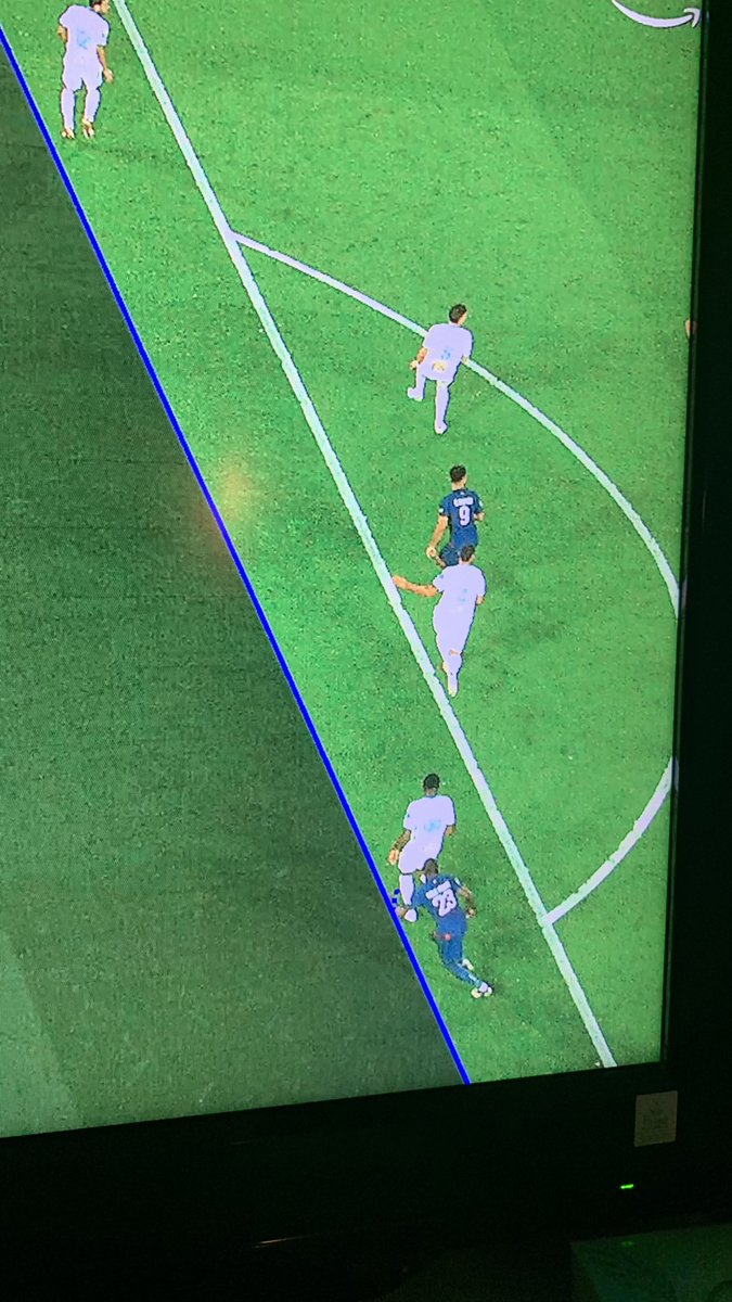lacrymo7600's tweet photo. Voici le l’angle de ralenti montrer par @PrimeVideoFR pour justifier le non hors jeu de kolo muani sur le deuxième but 😂😂😂😂😂

Ça se cache même plus bande de fils de pvte, + c’est gros + ça passe comme on dit !!

Voici le vrai ralenti à droite bande de pvte que vous êtes!! https://t.co/xq1oh9QYoT