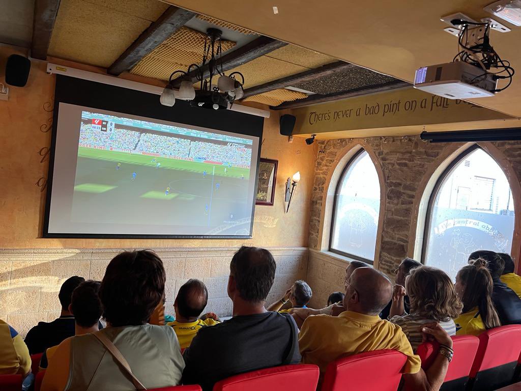 PCadistaDeTraca's tweet photo. Gran #BetisCadiz con la colaboración de @KopStadium en la Cervecería Cruz Blanca en #Valencia y gran punto cosechado por nuestro @Cadiz_CF en el Villamarín! Este es el camino! Vamos Cádiz!! 💛💙 https://t.co/rMRusgXuZE