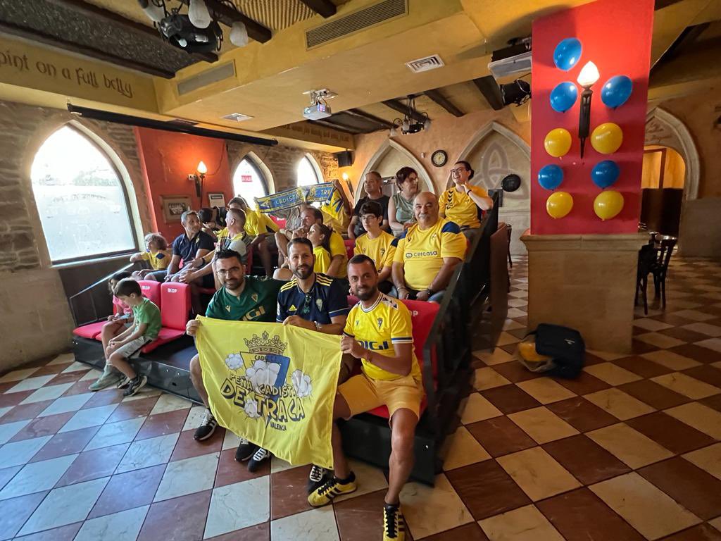 PCadistaDeTraca's tweet photo. Gran #BetisCadiz con la colaboración de @KopStadium en la Cervecería Cruz Blanca en #Valencia y gran punto cosechado por nuestro @Cadiz_CF en el Villamarín! Este es el camino! Vamos Cádiz!! 💛💙 https://t.co/rMRusgXuZE
