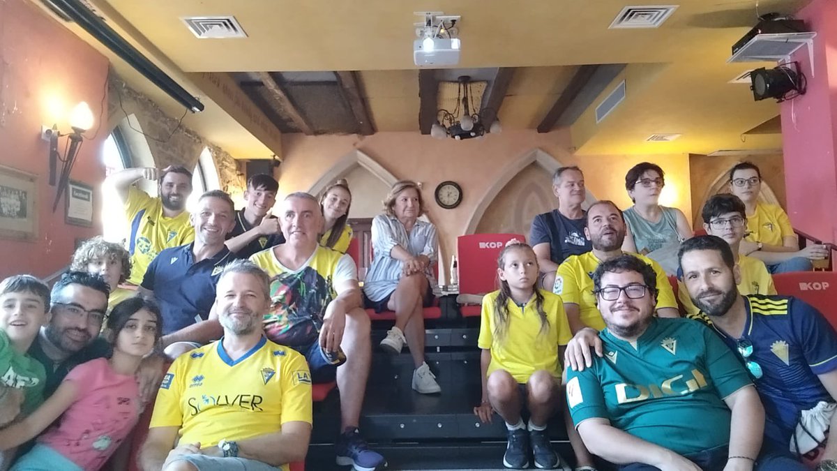 PCadistaDeTraca's tweet photo. Gran #BetisCadiz con la colaboración de @KopStadium en la Cervecería Cruz Blanca en #Valencia y gran punto cosechado por nuestro @Cadiz_CF en el Villamarín! Este es el camino! Vamos Cádiz!! 💛💙 https://t.co/rMRusgXuZE