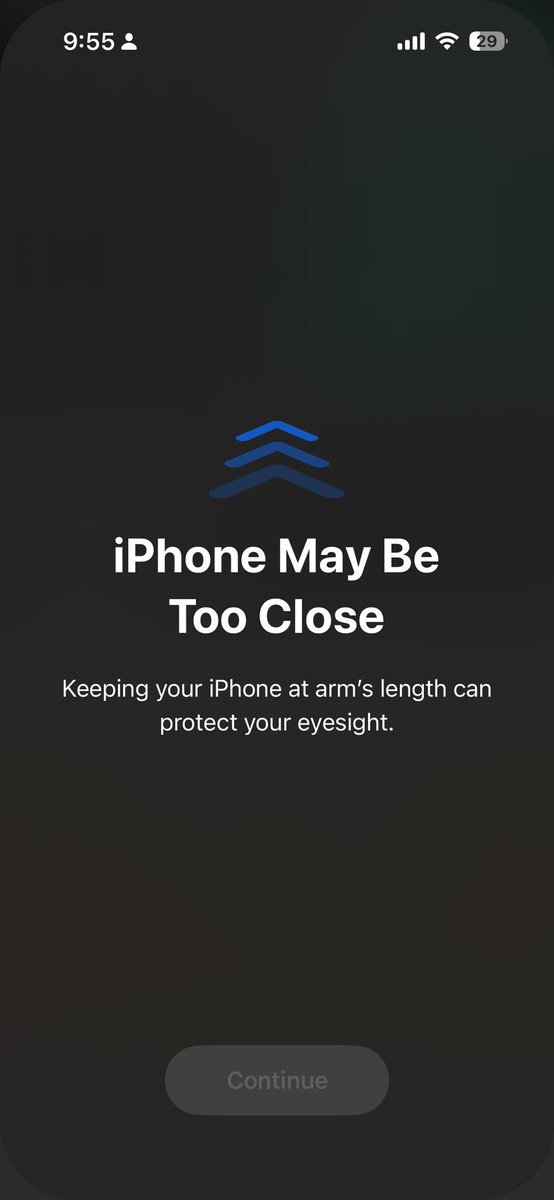 عند تشغيل هذه الميزه في #iOS17 

عند استخدام #الايفون بشكل قريب من وجهك 

يتوقف الايفون وتظهر رساله حتى تبعد الهاتف عن وجهك إلى مستوى اليد .

حمايه لعينك .. 
اعتقد نحتاجها حيل