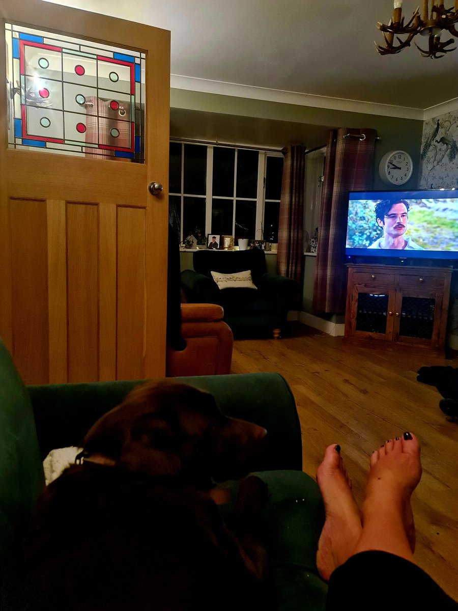 rylatt_paula's tweet image. Sunday night with Beth &amp;amp; #farfromthemaddingcrowd...I'm honoured to be allowed on my chair 😅