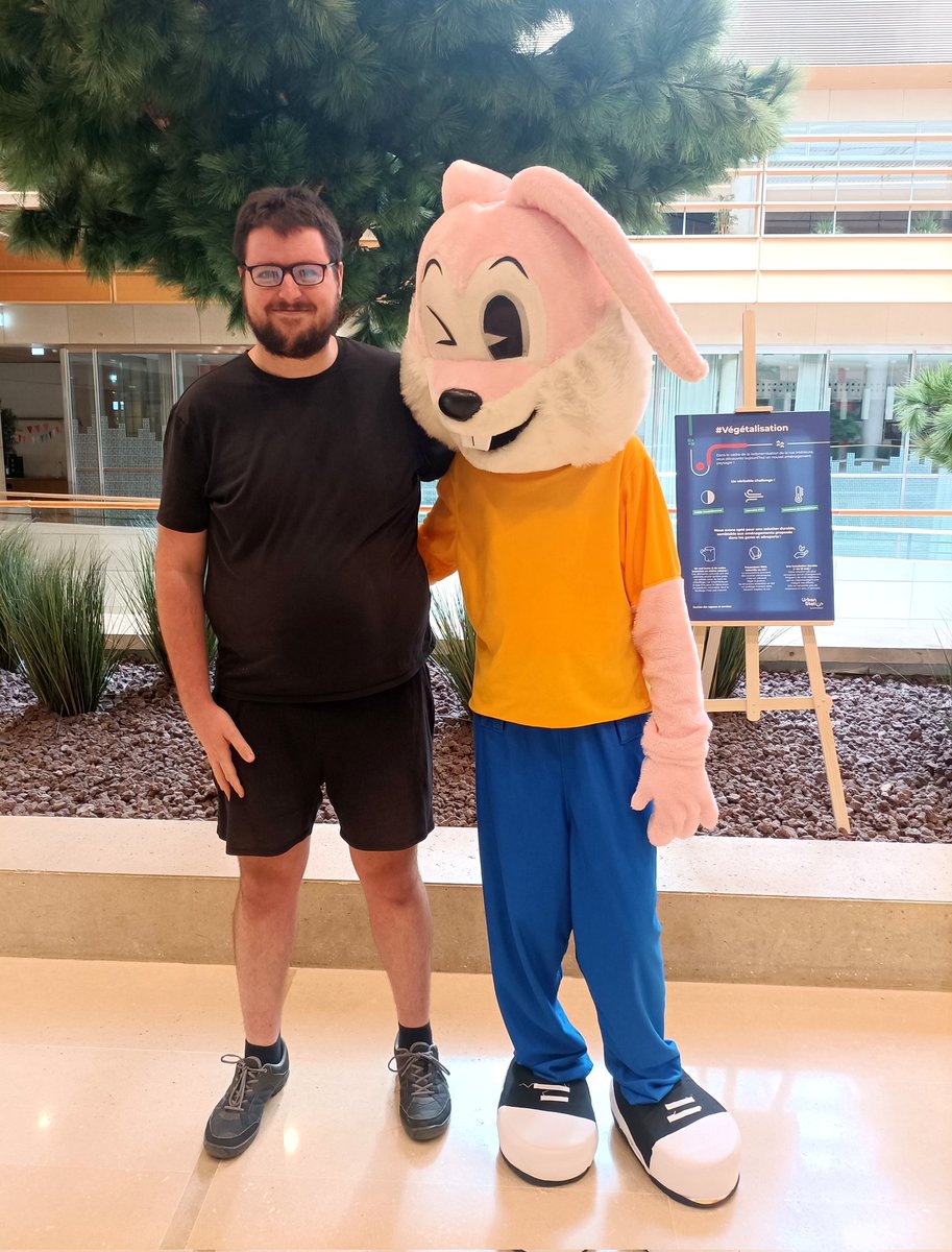 WiSTOCKER's tweet image. Petite prise aux côtés de la mascotte de @ClientsRATP, alias @SergeLapinRATP. Vous savez, c'est celui qui vous rappelle que vous risquez de vous faire pincer les doigts très forts si vous les mettez sur les portes.

Merci à @B_Michelet_ pour la photo !