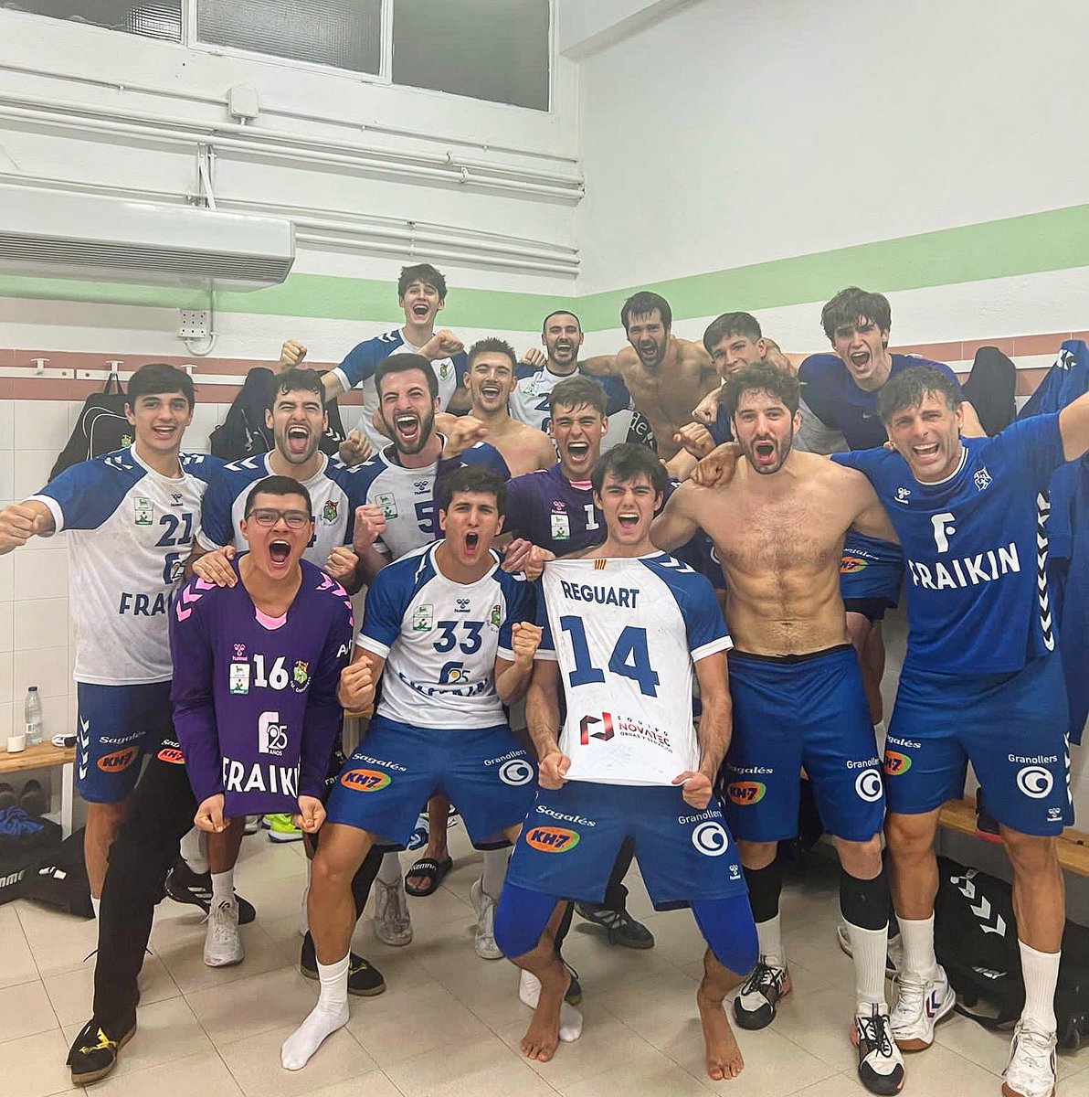 🔵⚪️ Hi ha molts clubs d’handbol, hi ha molts equips…i deprés estem NOSALTRES

#ClubBalonmanoGranollers🔵⚪️
#OrgullBMG🔵⚪️