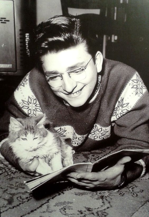 Zeki Müren'i seviniz. 💙
(Kedileri de.)

#ZekiMüren