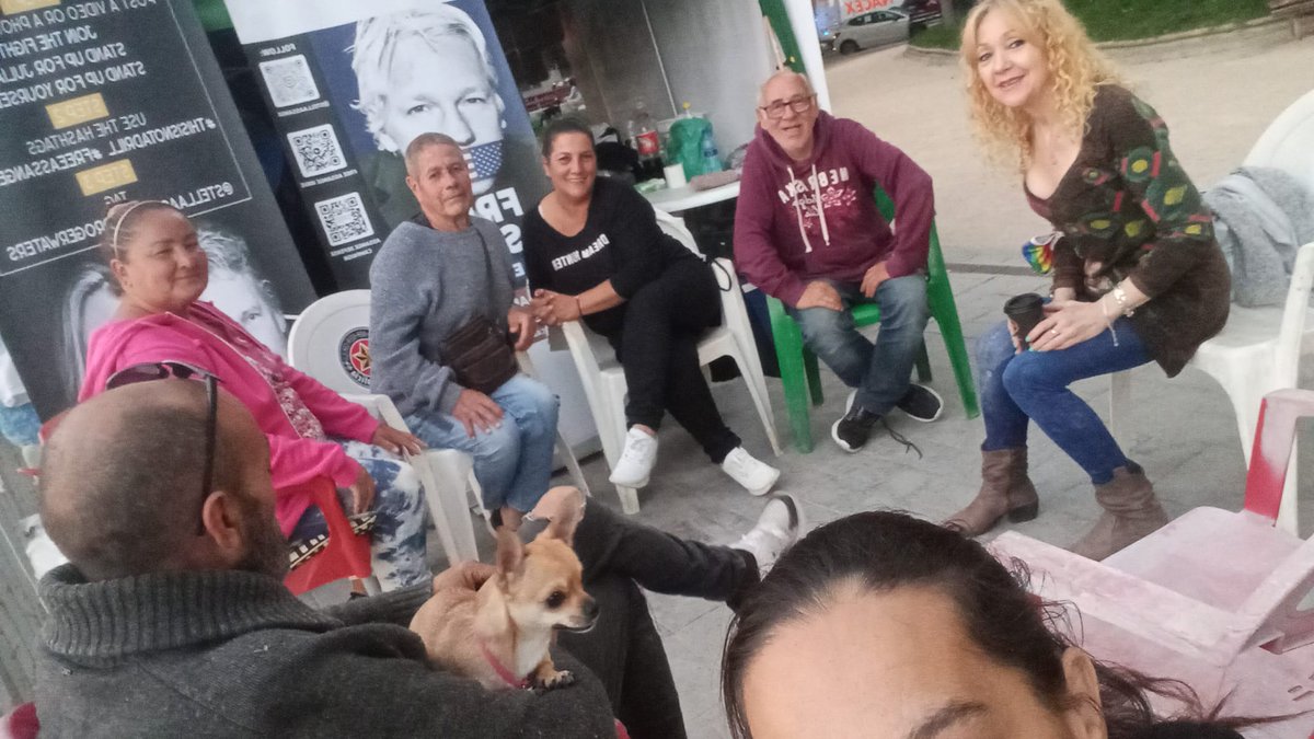 Pavps_Madrid's tweet photo. Esta noche también han llegado los perros del @AytoMostoles la @policiaMostoles dejando a las famiias de pie o que se sienten en el mobiliario urbano a los compañeros de la #CampadaDignidad https://t.co/fdiGnFA3zv