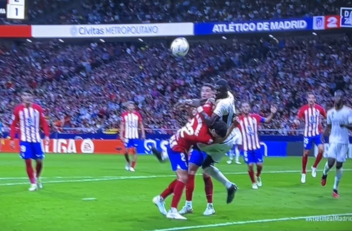 Fuera de juego de un tío al que le pasa el balón a 2 metros mientras le hacen penalti. 

Conclusión. Amarilla a Modric.