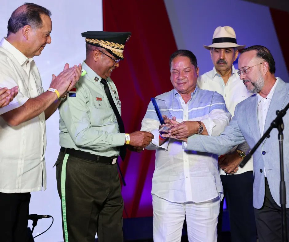 Agradezco la distinción y el reconocimiento por parte de ANADIVE  y su presidente Cesar de los Santos, Franklin Hazim, secretario general, junto a los señores Luis Taveras, Vicepresidente de ANADIVE Gabriel Guzmán, Robert Mejía y Fernando Villanueva, presidente del Grupo Viamar.