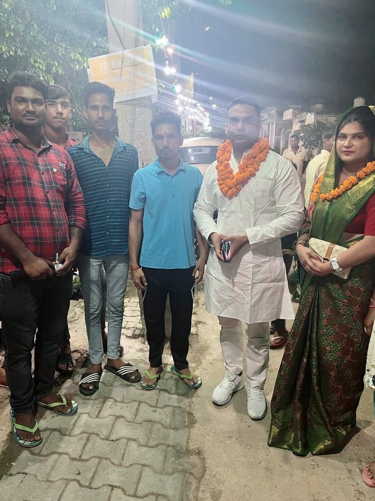 Deepak_PMSS's tweet photo. मोदीनगर सुचेतापूरी और देवेंद्र पुरी में श्री गणेश पूजा महोत्सव और जागरण मैं मुख्य अतिथि के रूप में रहने का सौभाग्य प्राप्त हुआ।
आयोजकों द्वारा श्री गणेश पूजा और जागरण का बड़ा ही सुंदर और मनमोहक  आयोजन किया गया है
श्री गणेश जी महाराज की कृपा समस्त देशवासियों पर बनी रहे। https://t.co/8wMHkqYgT0