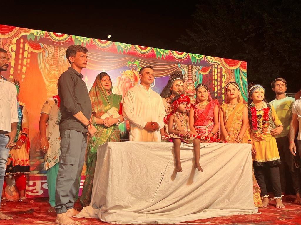 Deepak_PMSS's tweet photo. मोदीनगर सुचेतापूरी और देवेंद्र पुरी में श्री गणेश पूजा महोत्सव और जागरण मैं मुख्य अतिथि के रूप में रहने का सौभाग्य प्राप्त हुआ।
आयोजकों द्वारा श्री गणेश पूजा और जागरण का बड़ा ही सुंदर और मनमोहक  आयोजन किया गया है
श्री गणेश जी महाराज की कृपा समस्त देशवासियों पर बनी रहे। https://t.co/8wMHkqYgT0