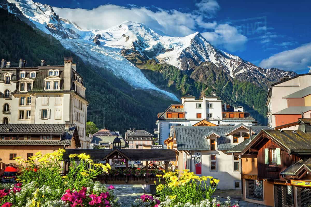 Fawaz2world's tweet photo. 🇫🇷 فرنسا تعمقت كثير في تفاصيلها زرت أغلب وجهاتها السياحية ووجدت فيها

🇫🇷 شامونى Chamonix
من أجمل القرى الفرنسية هادية جوها بارد حتى في الصيف تمتلك أجمل قمم فرنسا الثلجية

🇫🇷 ميجيف Megève
قرية ريفية جبلية تأسرك بجمال إطلالاتها مليانة شاليهات وأكواخ بأسعار معقولة

🇫🇷 آنسي Annecy
مكان للعاشقين كل زاوية أجمل من الأخرى يميزها قربها من جنيف وأسعارها اقل منها

🇫🇷 ستراسبورغ Strasbourg
جامعة ثقافتين فرنسية وألمانية مبانيها عريقة وناسها طيبة مشهورة بكثرة شوارع المشاة فيها

🇫🇷 كولمار Colmar
من أقدم قرى اوروبا اشتهرت بجمال قنواتها المائية وألوان مبانيها العريقة موقعها قريب ومناسب لزيارة مدينة ألعاب اليورب بارك

🇫🇷 كان Cannes
وجهة الصيف الأولى في فرنسا شواطئ رائعة ومنتجعات فخمة وتسوق بلا حدود يعيبها ارتفاع اسعارها 

🇫🇷 باريس Paris
تروح لها تجيك صدمة ثقافية وترجع مصاب بمرض نفسي يسمونه متلازمة باريس 🥹💔