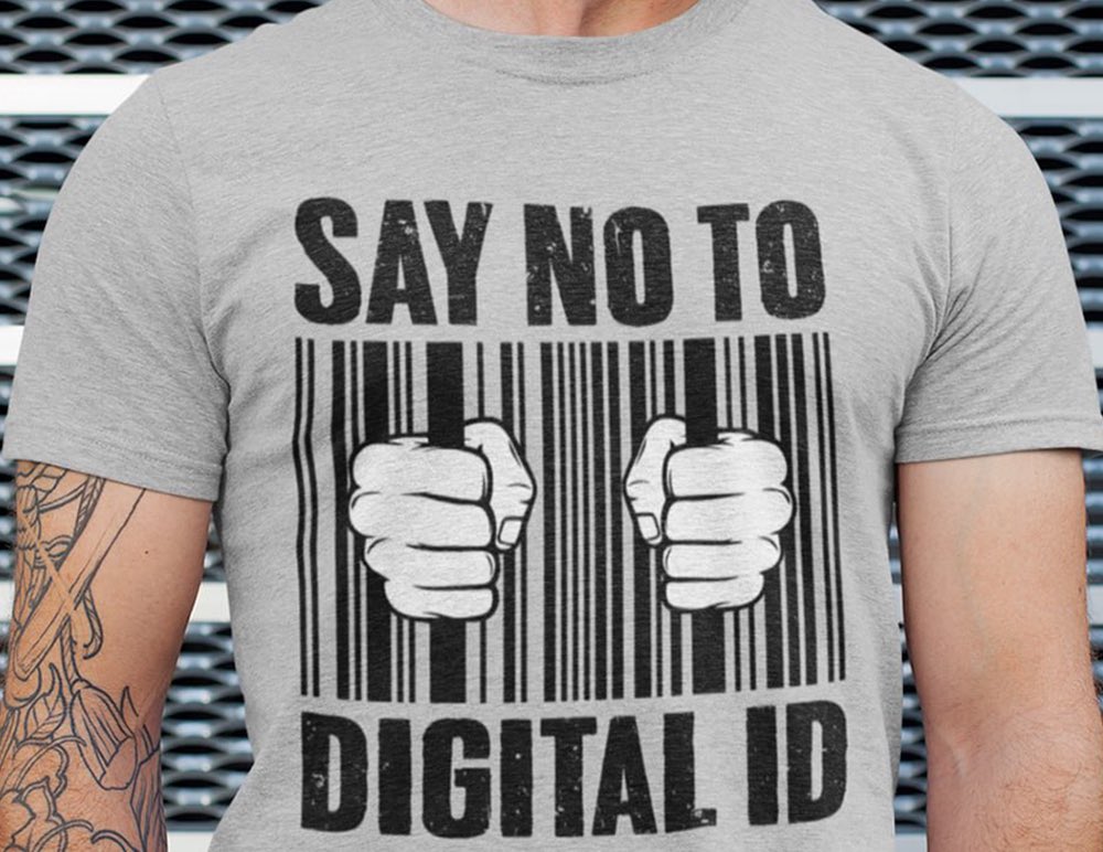 La traduzione, anche se per scopo pubblicitario di una maglietta, ci dice il vero #mantra da perseguire nei prossimi decenni e che dobbiamo assolutamente mettere in primis come obiettivo, ovvero:

“dire no all'identità digitale” 

#SayNoToDigitalId