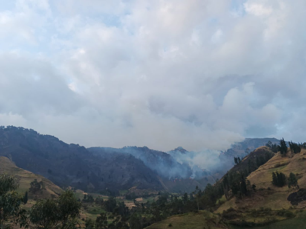 Cham78Ca's tweet photo. "🌲🔥¡Amig@s  #Guaranda! Hagamos un llamado a la conciencia. Evitemos provocar fuegos en nuestras montañas, especialmente ahora que están sin matorrales y árboles. Con el Fenómeno del Niño, podríamos desencadenar desastres naturales como deslizamientos. Cuidemos la naturaleza 🌍 https://t.co/M7z3OnaHAr