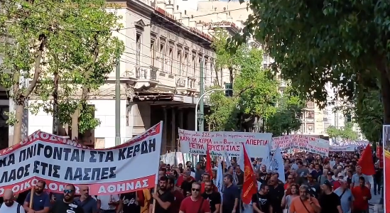 lajornadaonline's tweet photo. #LaJornadaOpina Jornada laboral: el capitalismo vuelve a sus orígenes.

#Grecia aprobó una iniciativa que supone graves retrocesos en los derechos de los trabajadores: extiende la jornada laboral hasta 13 horas diarias, permite a los patrones imponer un sexto día laboral a discreción, y crea la figura de "empleados de guardia", quienes no tendrán un horario fijo.
Tanto Grecia como Corea del Sur podrían solucionar sus problemas de falta de mano de obra y envejecimiento poblacional abriendo las puertas a los #migrantes a los que mantienen fuera de sus fronteras de los modos más inhumanos e ilegales.
https://t.co/S9FZ96TaF5