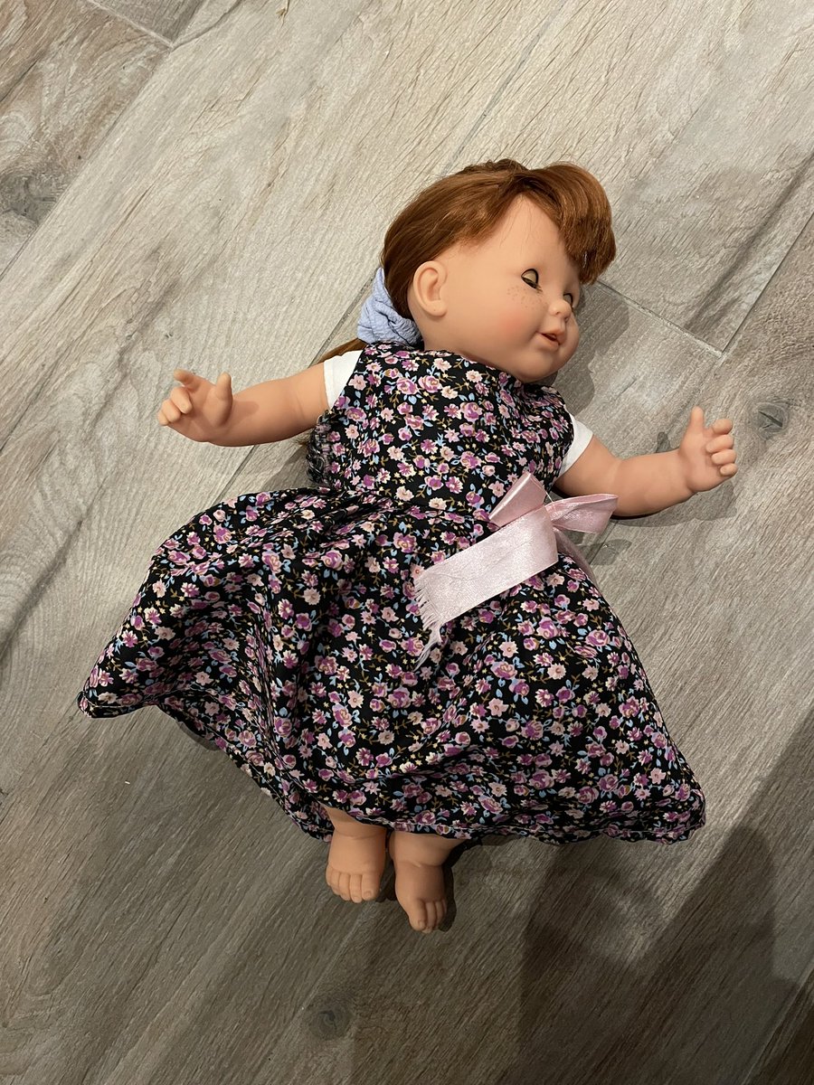 Au cas où vous vous poseriez la question, le lavage à 40 + le sèche-linge, pur un poupon Corolle, ça passe. Le spray démêlant sans rinçage aussi 😑