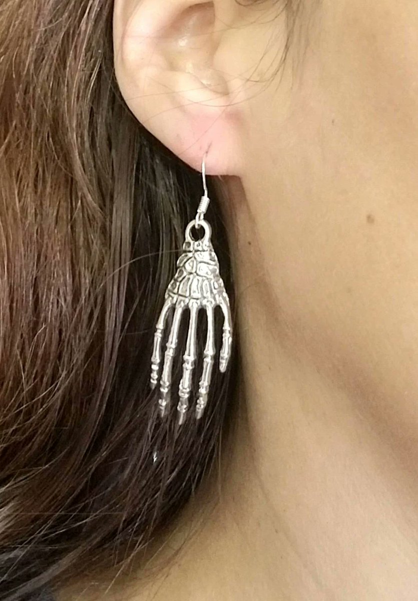 TrendingNowGift's tweet photo. Silver Skeleton Hand Earrings, Skeleton Dangle Earrings #skeleton #skeletonhand #jewelry #earrings #fashion #style  #halloween #Halloween2023 #goth #gothic #gothicgirls #halloweencostume #handmadejewelry #giftsforher #cosplay

https://t.co/gOVi12PrNx via @Etsy https://t.co/4ZMGWjRrbP