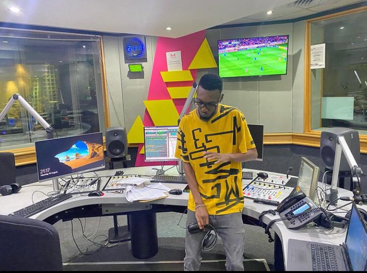 Munghana's tweet photo. [Emoyeni]#CampusConnection na @GivenMabunda_ hi vuhumelerisi bya @Ericncindhani. A hi tiphini swin’we hi tidyondzo to hlawuleka #makombandlela #XMA18 https://t.co/mM7WpiBlIw