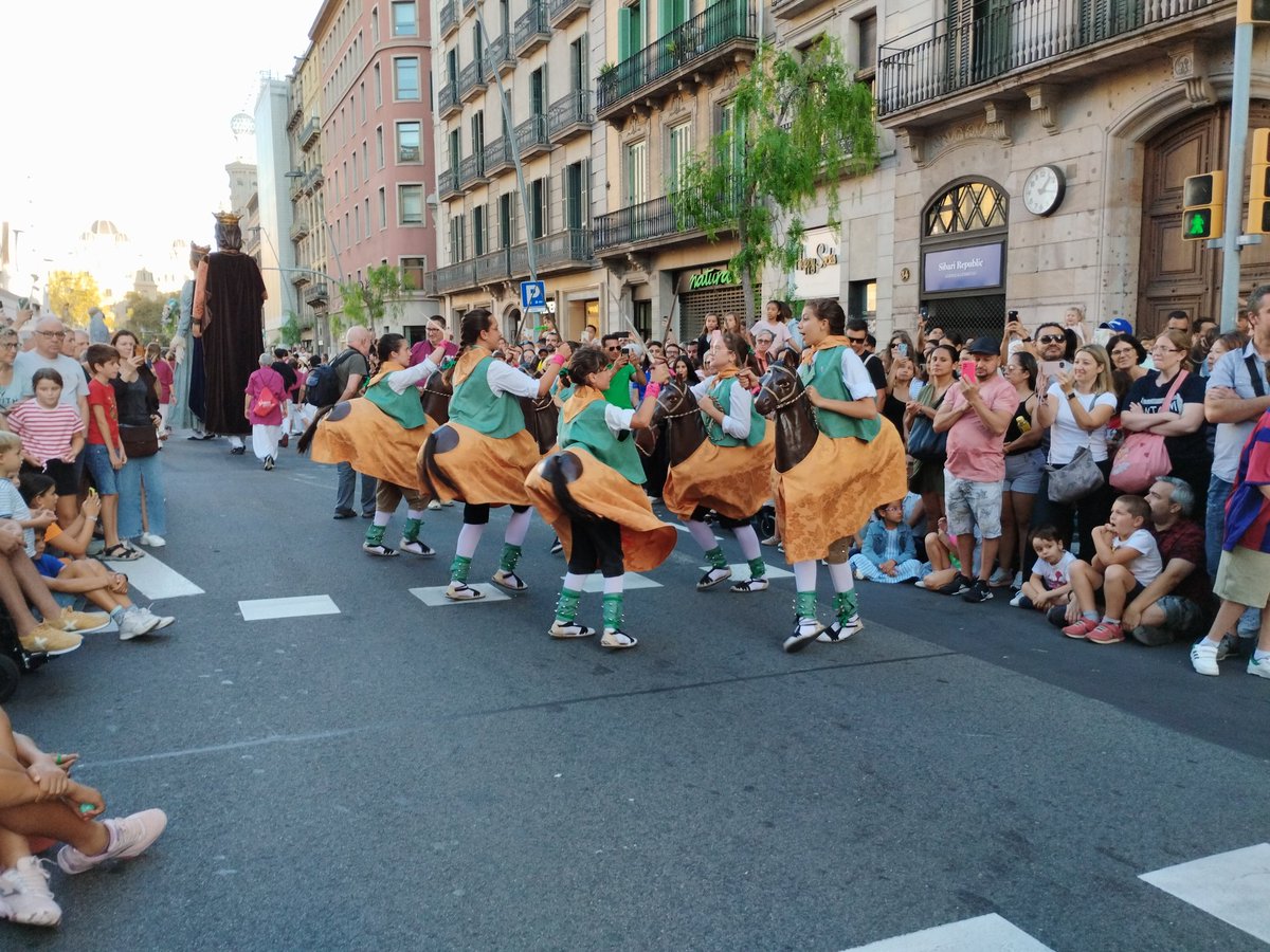 EsbartCatala's tweet photo. Cavallets petits i Cavallets Cotoners a la Cavalcada de la Mercè! https://t.co/fHqHkwUrXu