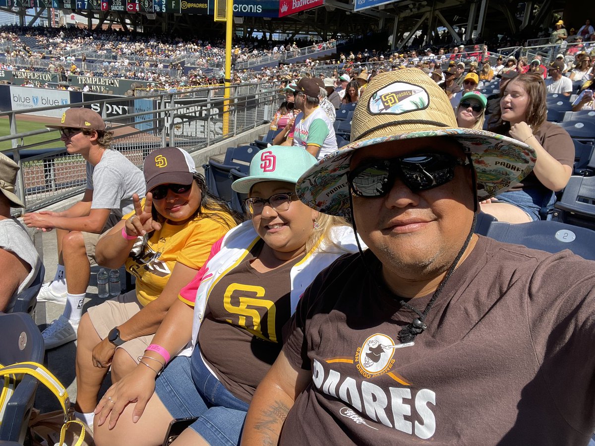cinco5s's tweet photo. #BringTheGold @Padres https://t.co/5AUC3KYmnJ