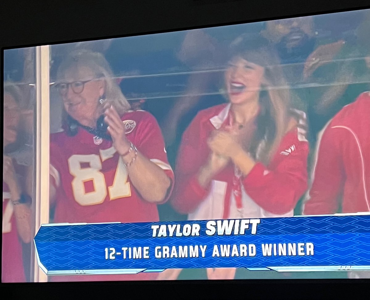 TAYLOR SWIFT IS IN ARROWHEAD