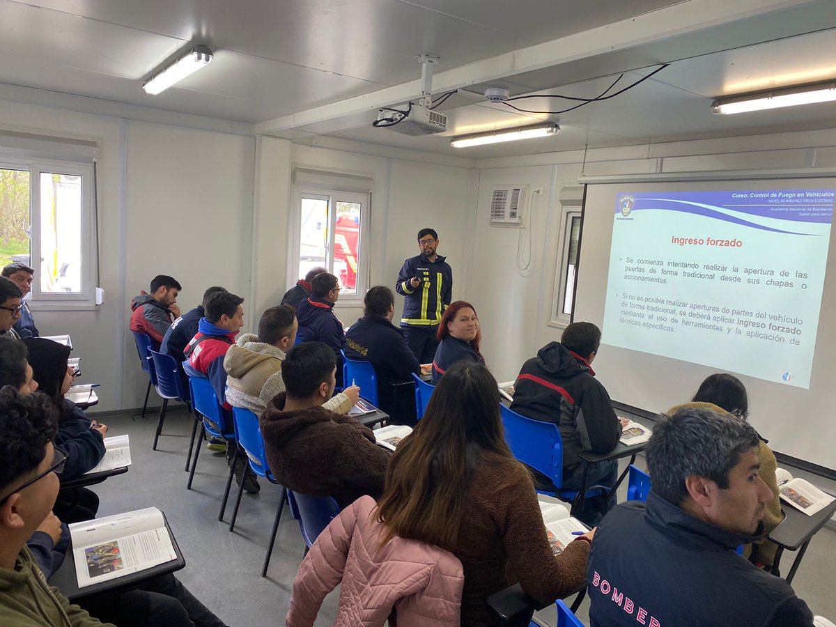 ANB_LosLagos's tweet photo. 20 Bomberos de los CB. Calbuco,Los Muermos,Carretera Austral, Llanquihue,Puerto Varas realizan el Curso de Fuego en Vehículos en el CEZS. @ANB_Chile @consejo10 https://t.co/TDUxPD0baR