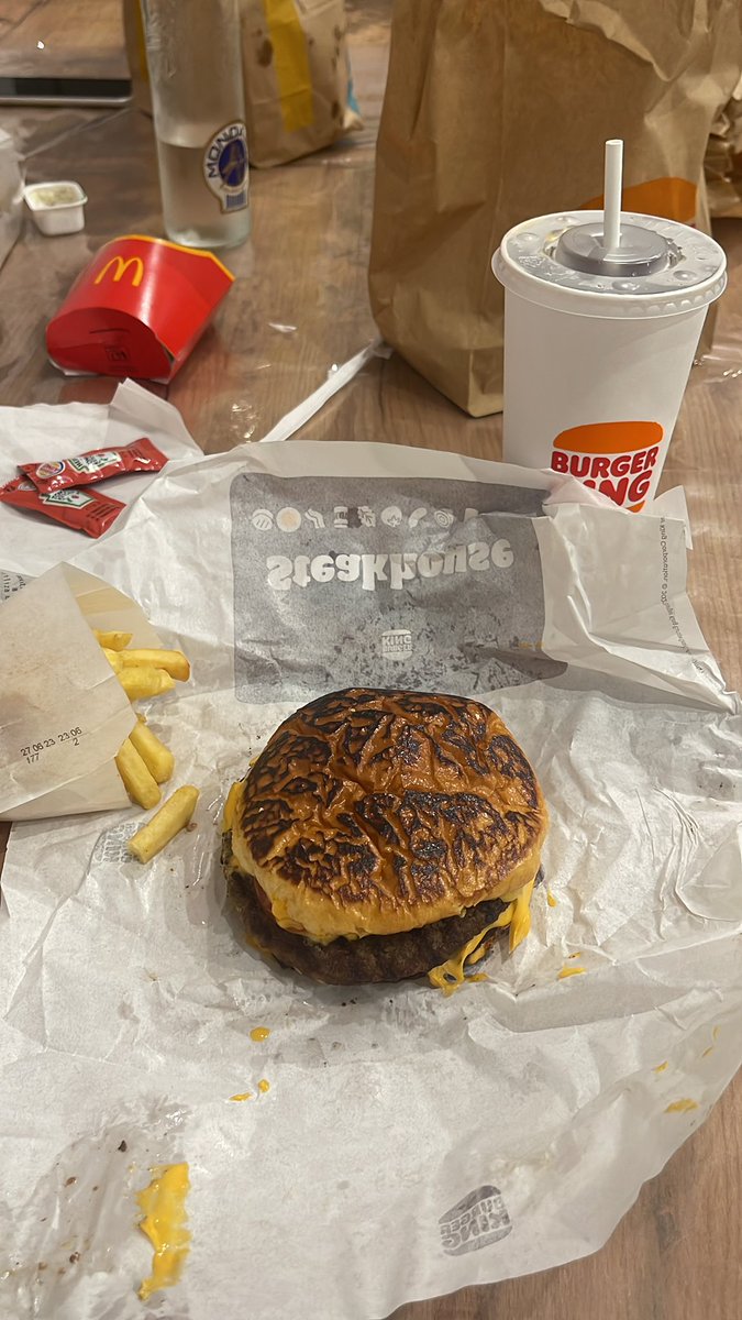 JoseAGilR's tweet photo. Esto es normal? @burgerking_es 

Que vamos a tener que abrir las hamburguesas también para revisarlas? https://t.co/OtRnsS0v3n