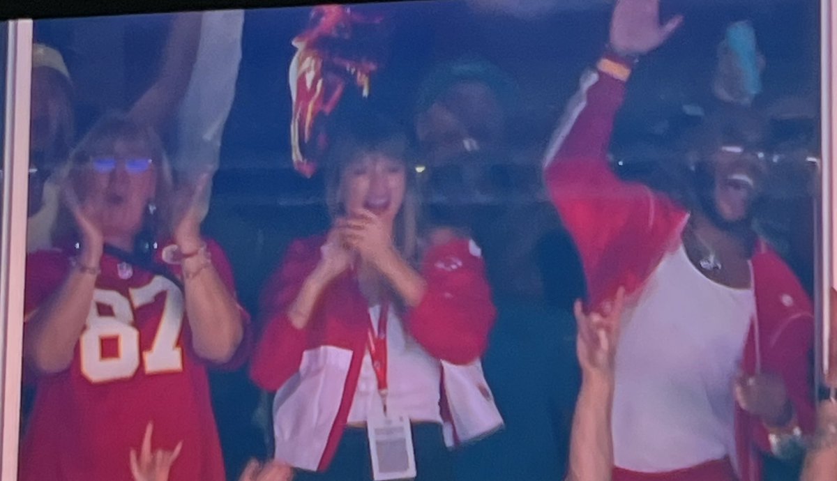 MatthewBerryTMR's tweet photo. Taylor Swift (and Donna Kelce) in KC to cheer on Travis. https://t.co/0CF4zpcSnV