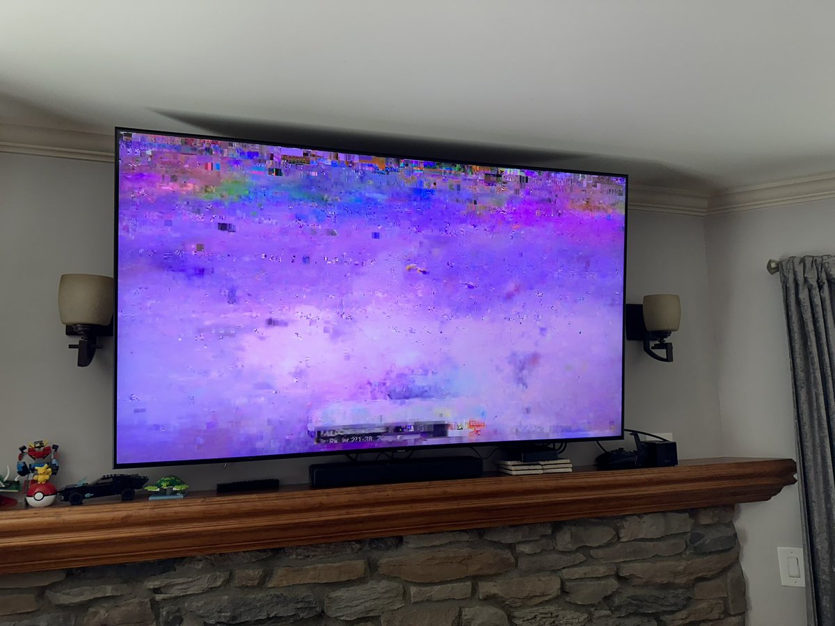 CharieB29's tweet photo. @Xfinity  how does this stupid shit even happen.  Clear sky’s no bad weather.  Get your shit together and maybe try hiring your employee again instead of having terrible contractors. https://t.co/Ruupg3hcwp