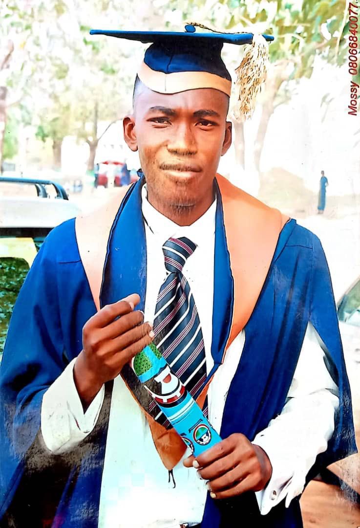 wind_2023's tweet image. This man here was my mate during my undergraduate days. He is and officer of the Nigeria Police force. He has gone ahead to obtain his Masters degree and PHD  in clinical psychology. He got a CGPA Of 5:00 in his PHD. Unfortunately he has not been promoted in NPF.