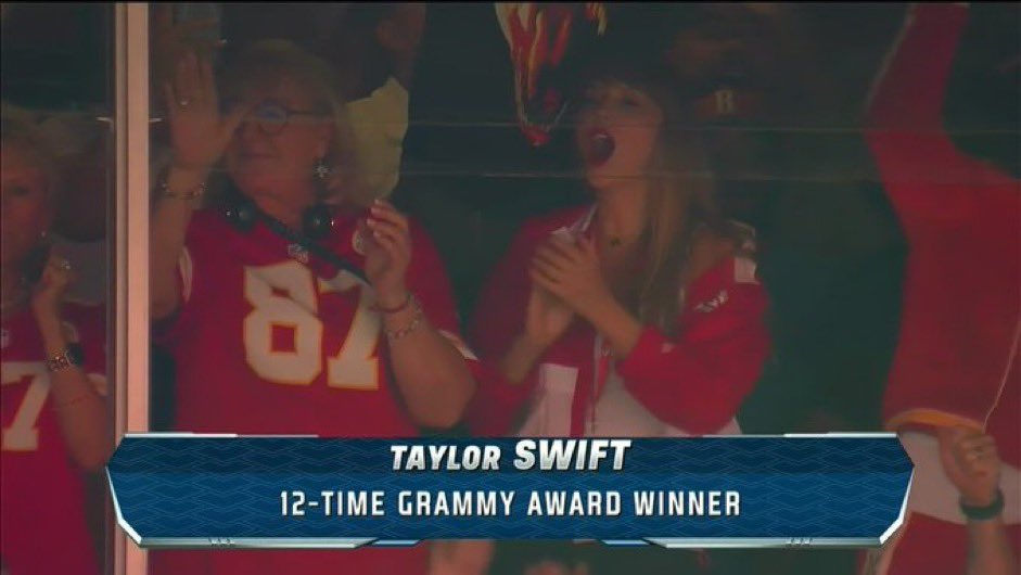 bre__callahan's tweet photo. TAYLOR SWIFT IS AT THE CHIEFS GAME NEXT TO TRAVIS KELCE’S MOM IN THE PLAYER SUITE https://t.co/lpelYk6pN9
