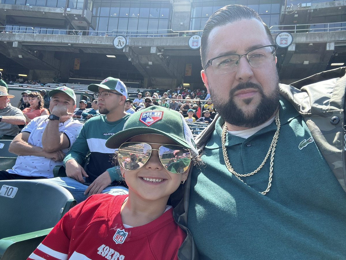 EricsellsSocal's tweet photo. My girls at the As game yesterday! #inthecolesium #Badeball ⚾️ https://t.co/qTYIkE7p48