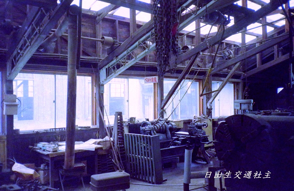 sugaharu58105's tweet photo. 1990/7/28 #栗原電鉄 若柳⑫
庫内 工作機械②
昨日の続きです
ラインシャフトの様子、電動機からの駆動、
使われてなさそうな鋸盤等
*許可を得て見学・撮影 https://t.co/6YD1Lzg5zM