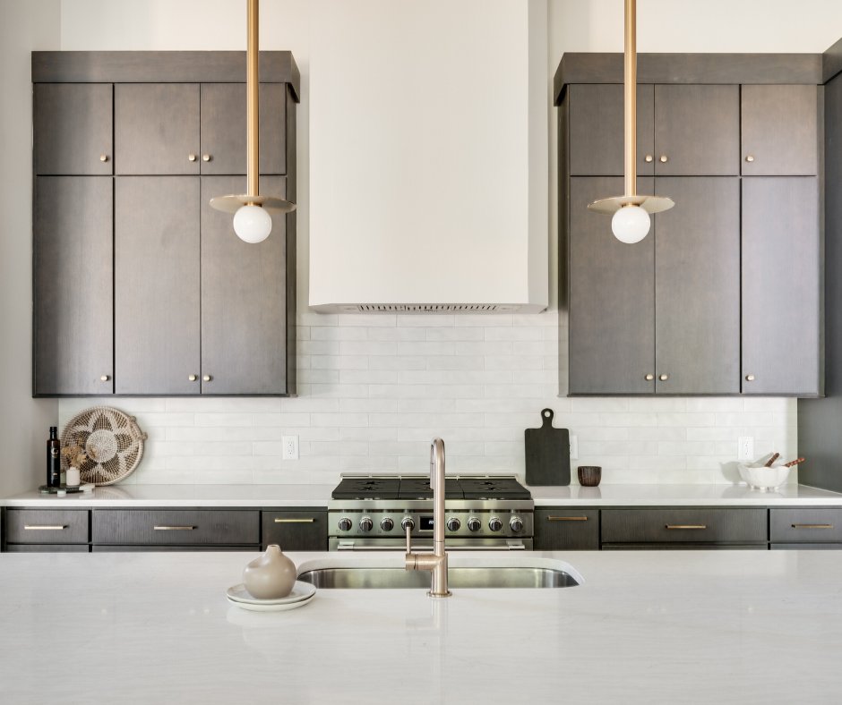 MarcelleGID's tweet image. Sunday mornings shine brighter with our Nodes Short Pendants, in burnish brass, in a modern, clean kitchen. #TheSoulfulHome #NashvilleInteriorDesign #SundayVibes #ModernDesign #KitchenInspo #BurnishedBrass #PendantLights #InteriorStyle #HomeDetails #DarkWood #WhiteKitchen