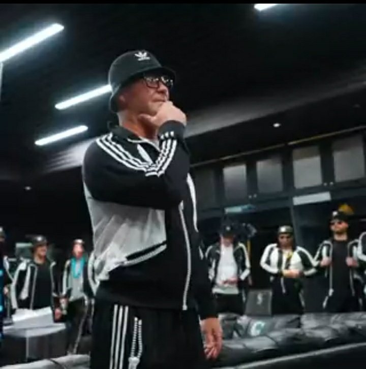 SavageDipoto's tweet photo. The Mariners are 8-13 since wearing these dumb tracksuits https://t.co/sh43aBu8r4