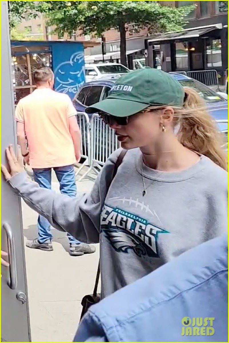 JohnGonzalez's tweet photo. Hand in your Birds sweatshirt https://t.co/7VyyT9pW2Q