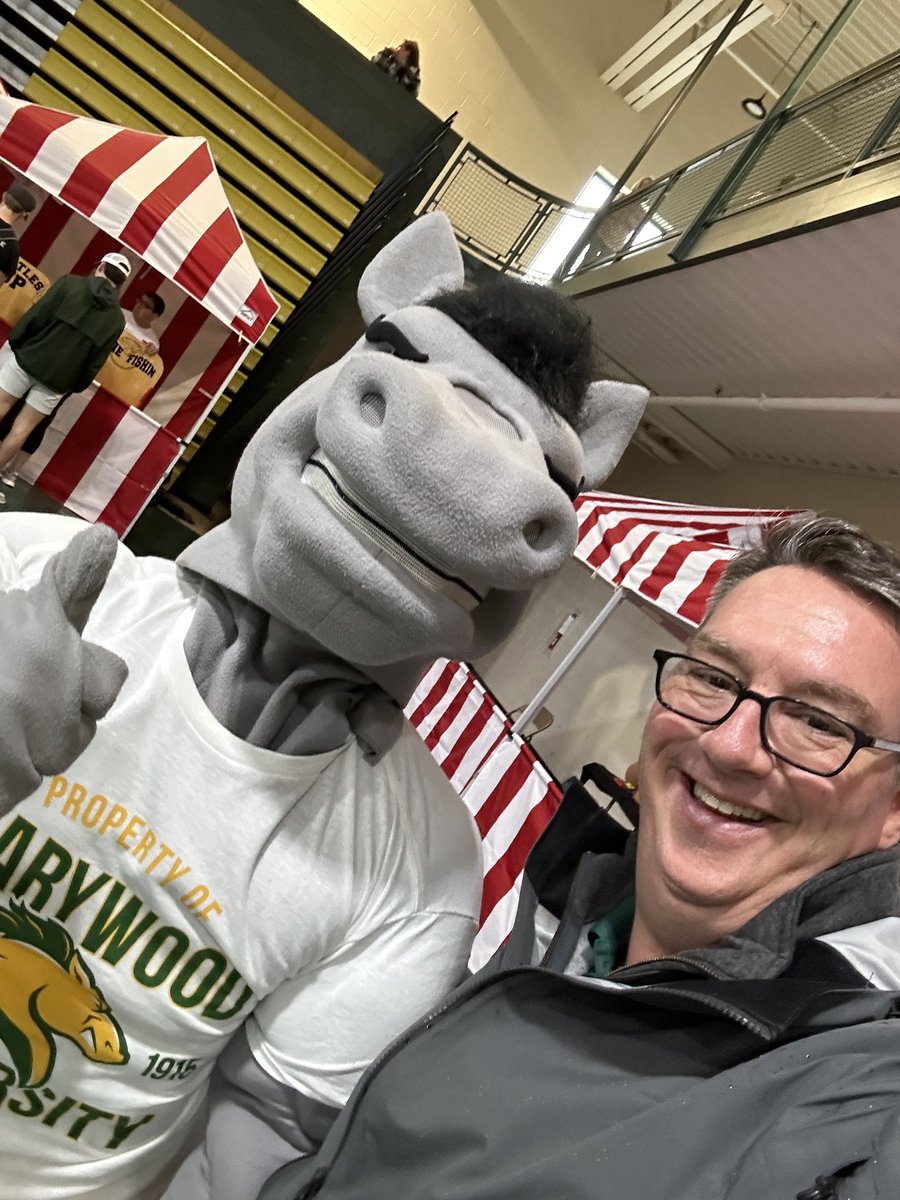 benjaminstrong's tweet photo. Thank you @MarywoodU &amp; @SisPrez for a fantastic Family &amp; Alumni weekend despite the bad weather. We are elated to see our son thrive while I got to play tourist &amp; meet Maxis! 💚💛 #pacerpride https://t.co/ZO2q3IGbxB