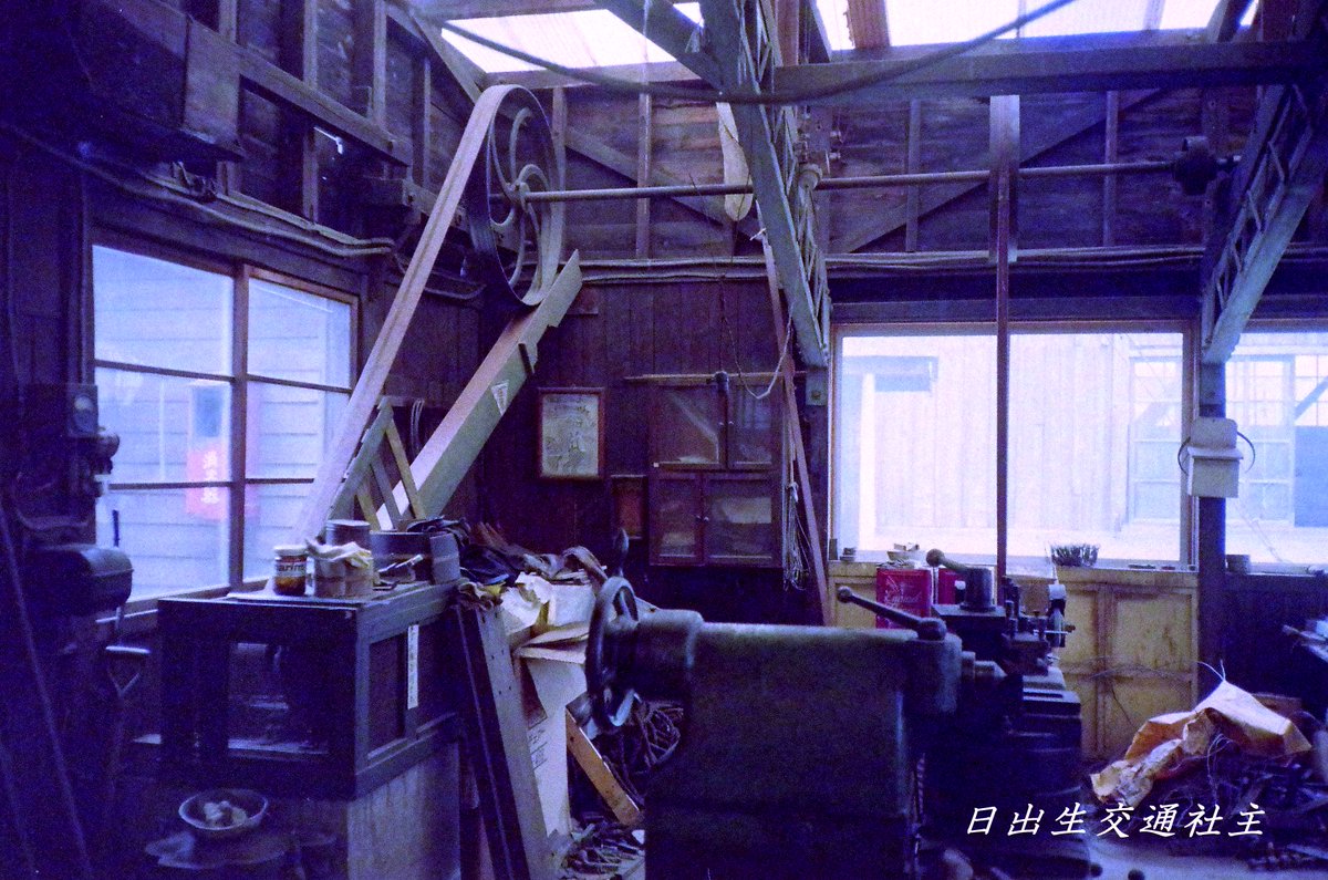 sugaharu58105's tweet photo. 1990/7/28 #栗原電鉄 若柳⑫
庫内 工作機械②
昨日の続きです
ラインシャフトの様子、電動機からの駆動、
使われてなさそうな鋸盤等
*許可を得て見学・撮影 https://t.co/6YD1Lzg5zM