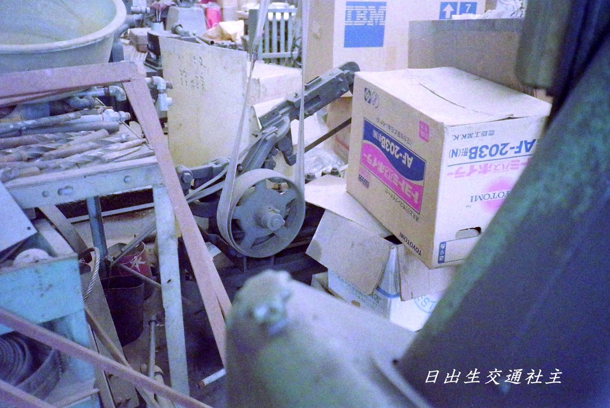 sugaharu58105's tweet photo. 1990/7/28 #栗原電鉄 若柳⑫
庫内 工作機械②
昨日の続きです
ラインシャフトの様子、電動機からの駆動、
使われてなさそうな鋸盤等
*許可を得て見学・撮影 https://t.co/6YD1Lzg5zM