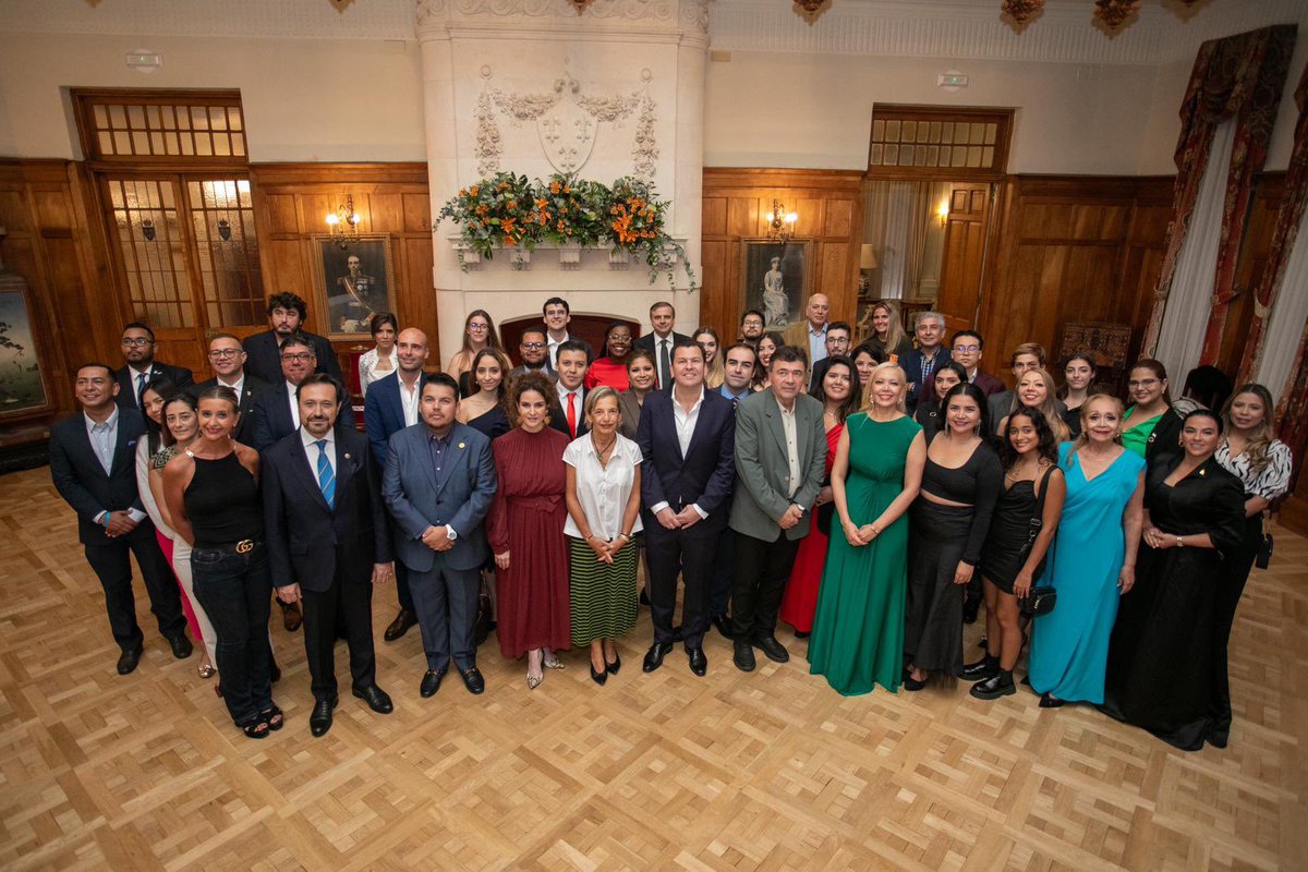 gylforum's tweet photo. La VIII edición del #GYLFORUM comenzó con un cocktail en el Palacio de la Magdalena, con la Concejala de empleo y desarrollo empresarial, Dña. Chabela Gómez-Barreda, y el Presidente Jacobo Pombo. https://t.co/8DuYMGZ36R