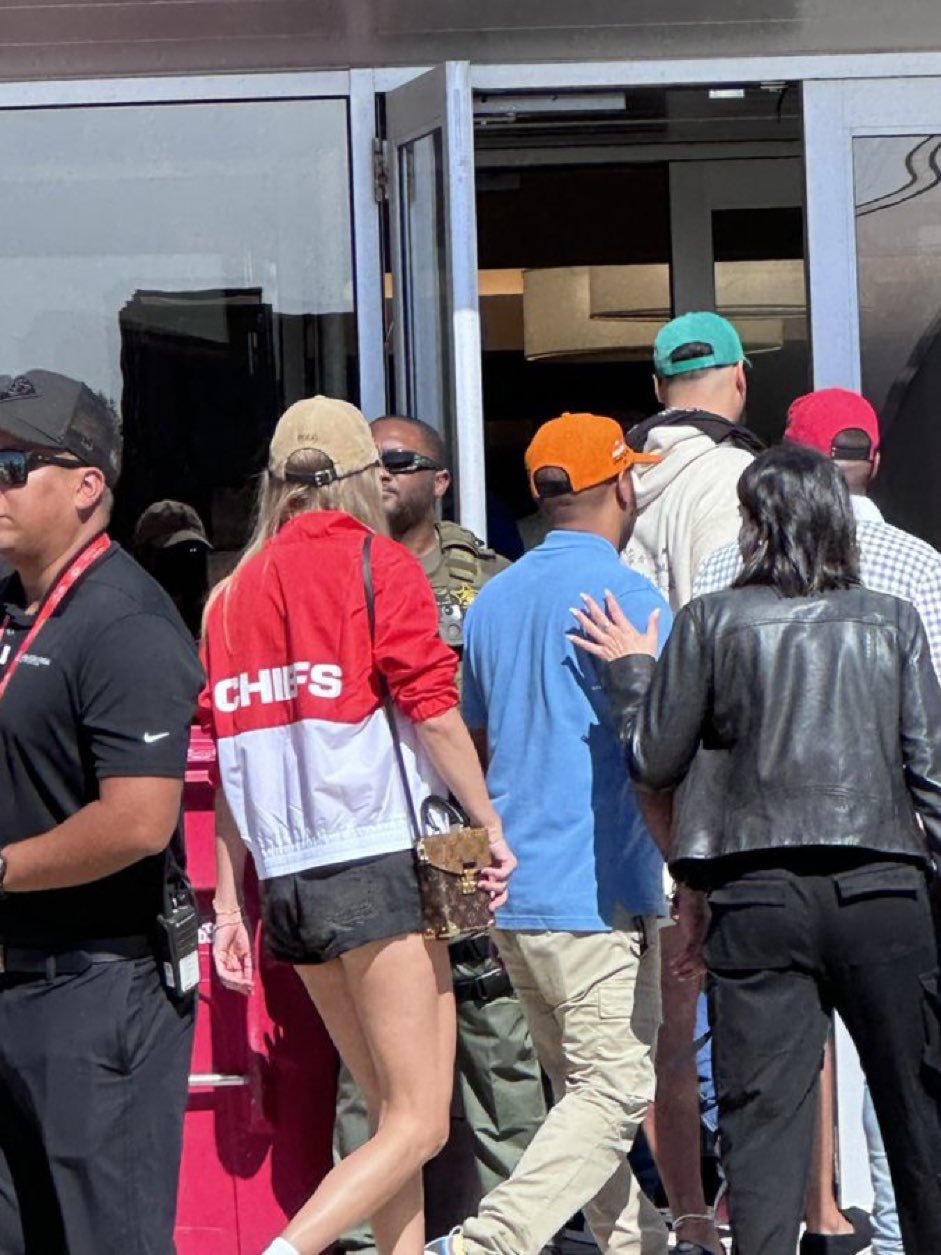 Taylor Swift Updates on X: "Taylor entering the stadium suite at Arrowhead  today to watch the Chiefs vs Bears game with Travis Kelce's mom!  https://t.co/nXZpR0qVlj" / X