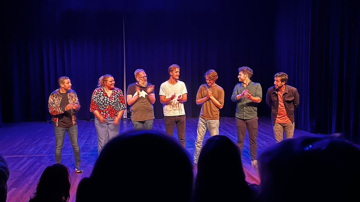 Gisteravond deed ik auditie voor Cameretten. En ik was dik tevreden. Het ging technisch goed met geluid en licht (go technici van Theater Dakota!!). Inhoudelijk klopte het allemaal. Wat was ik blij. Geweldige backstage met toffe mede-auditanten. 
En nu wachten op de uitslag…