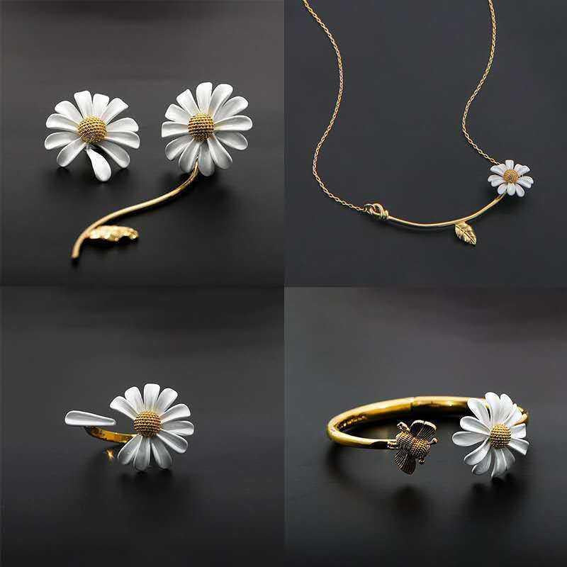 PREMIUM SENSE DAISY EARRINGS NECKLACE
The Premium Sense Daisy Earrings Necklace is a unique piece of jewelry that stands out with its ethnic style. Crafted with a 925 silver.
#PremiumDaisyJewelry
#DaisyEarrings
#DaisyNecklace
#LuxuryBlossoms
#rofiamanimalist@rofiamanimalist